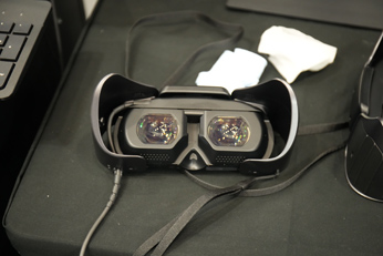 「3D＆バーチャルリアリティ展」で空中立体結像装置や視線探査メガネの可能性を探る