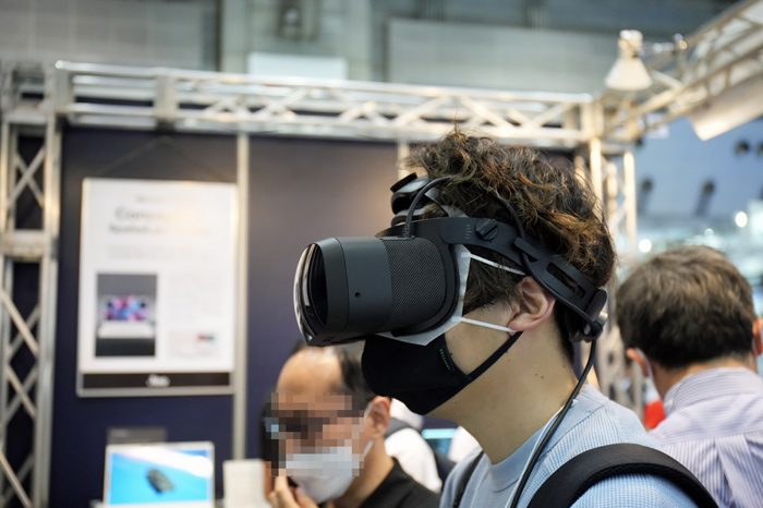 3D＆バーチャルリアリティ展で，VRヘッドセットと触覚グローブ2種を試す
