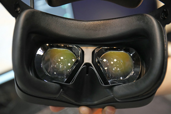 3D＆バーチャルリアリティ展で，VRヘッドセットと触覚グローブ2種を試す